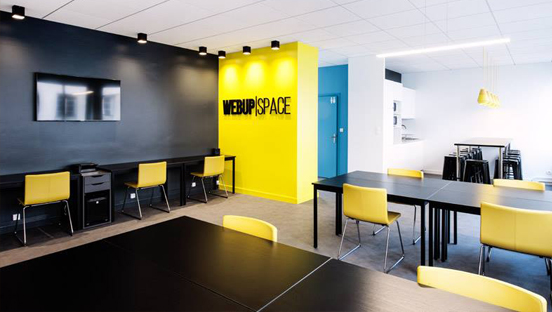 Espace de travail bureau en Open space