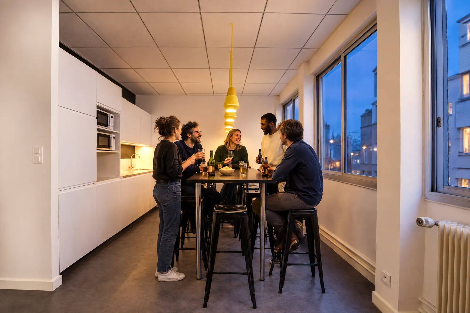 L'apéro du soir dans la cuisine, à la tombée de la nuit, sous la suspension jaune.