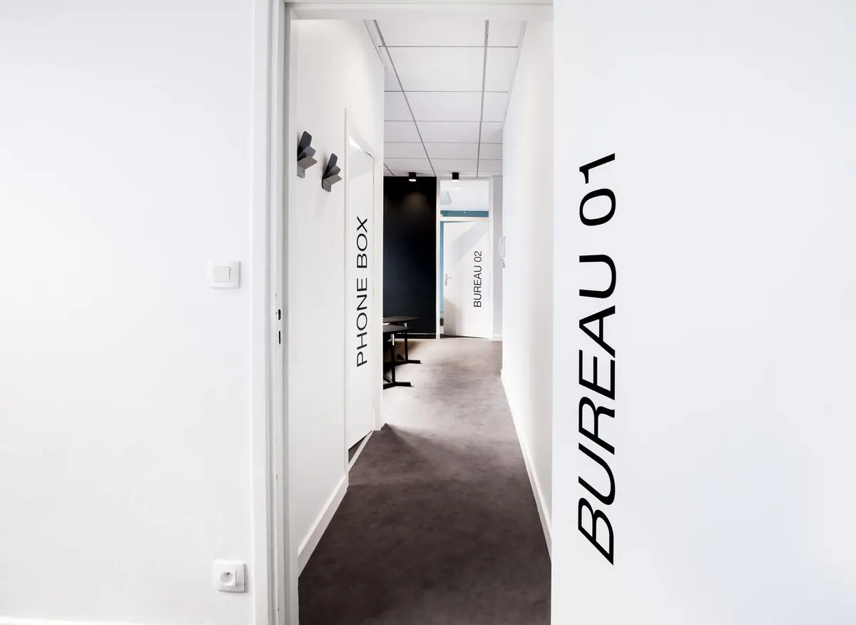 Le couloir qui mène à la phone box et au bureau 01.